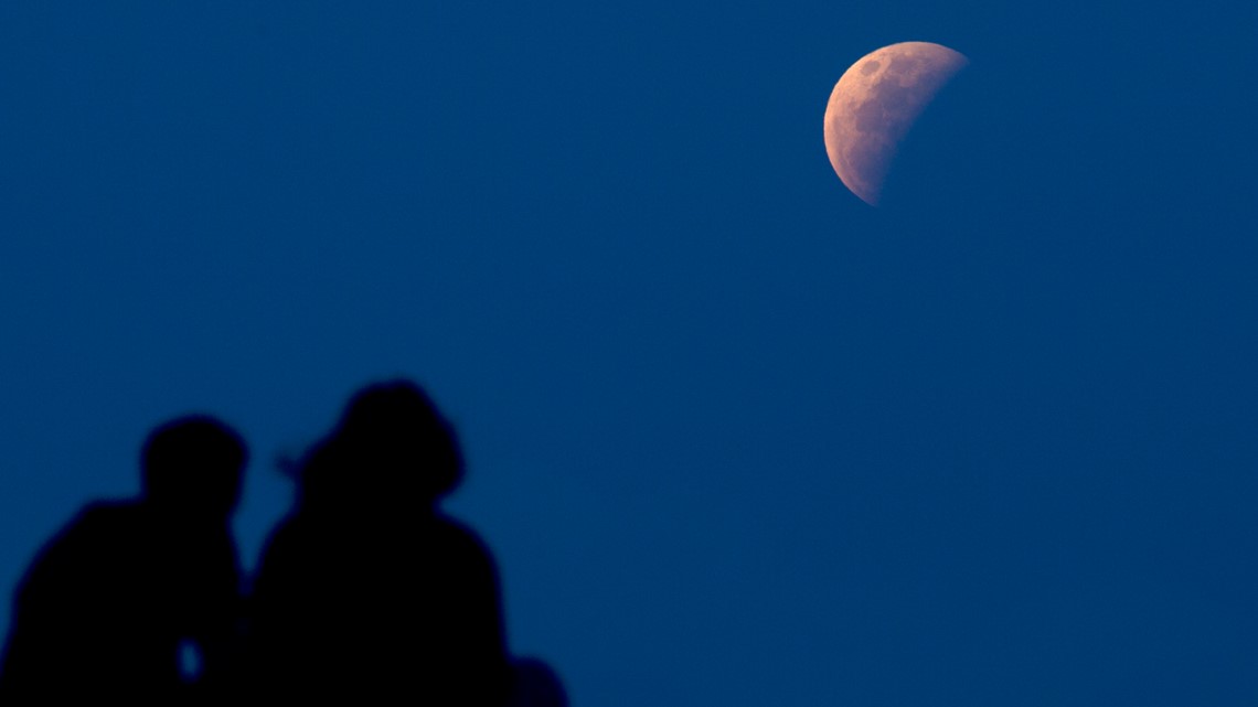 Super blood moon total eclipse: Earth&#39;s shadow creeps across Moon |  wusa9.com