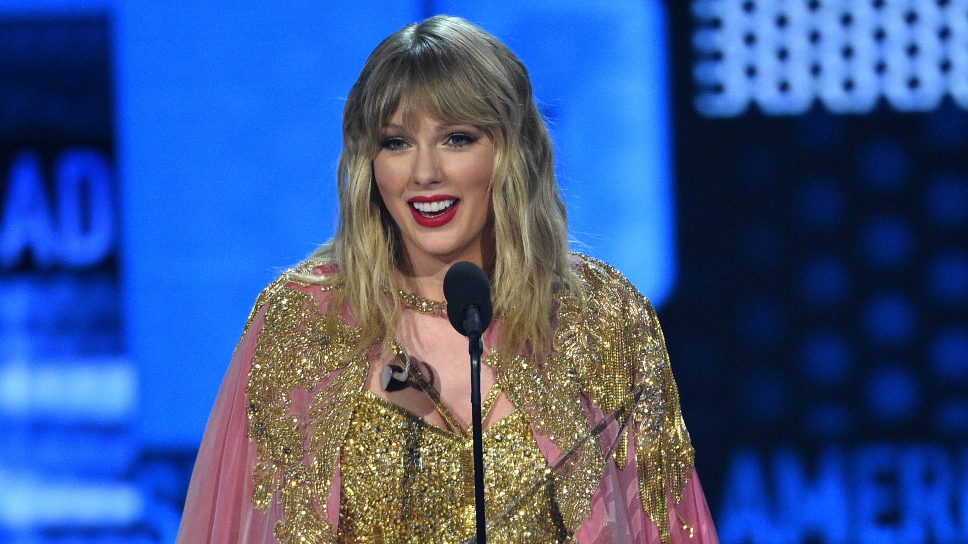 Taylor Swift wins artist of the year, decade in big night at AMAs(02)