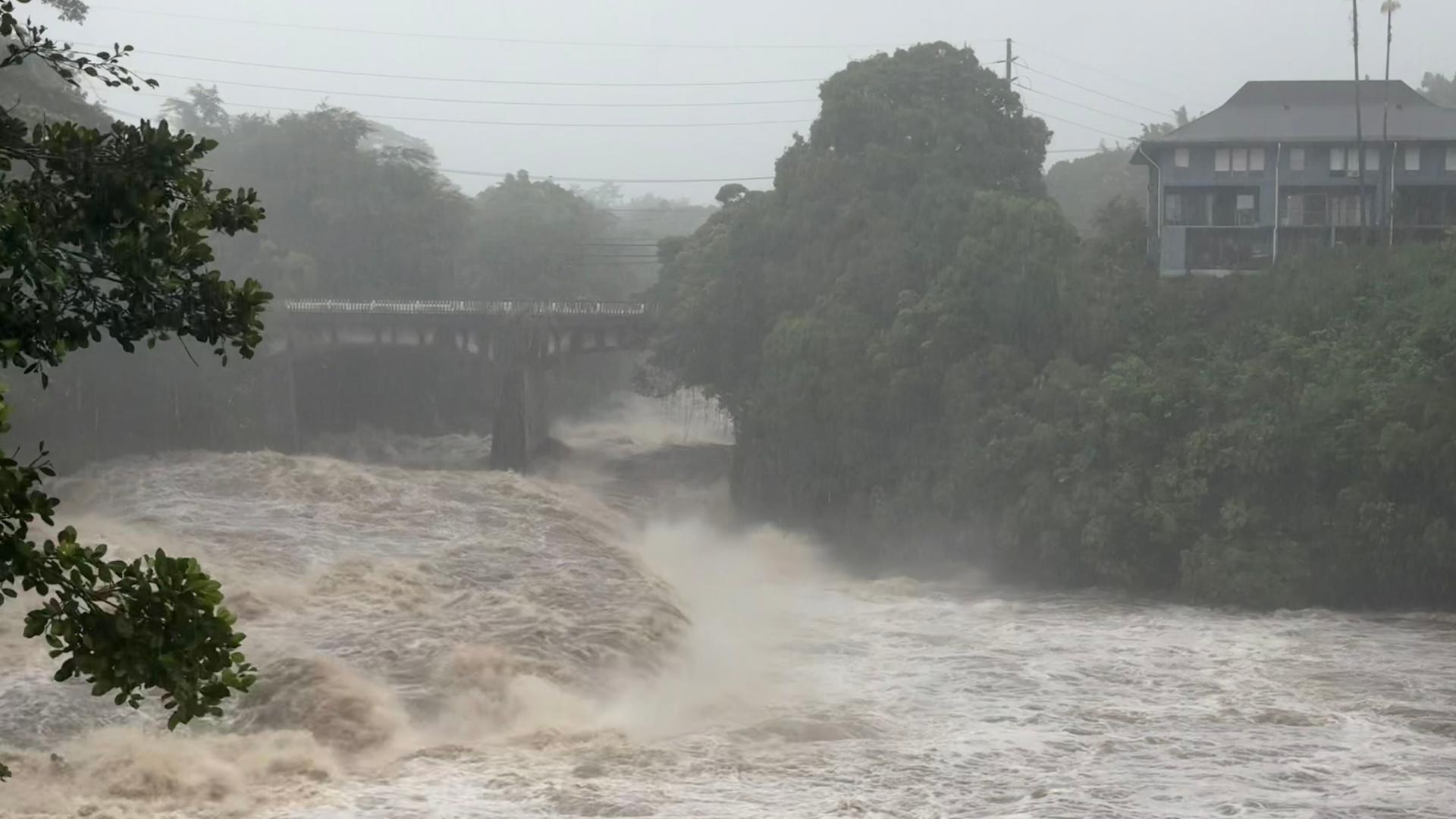 Lash Rake Tropical Storm Lala rakes Hawaii with high winds and rain without ...