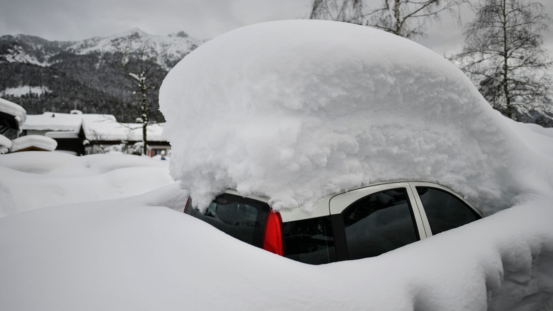 How to Remove Snow WITHOUT Scratching your Car #Shorts 