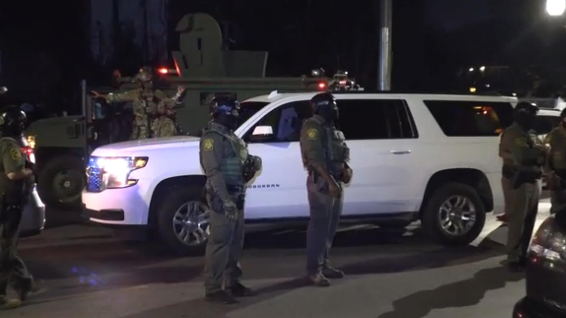 ICE in Chicago: Agents raid Chicago South Shore apartment building ...