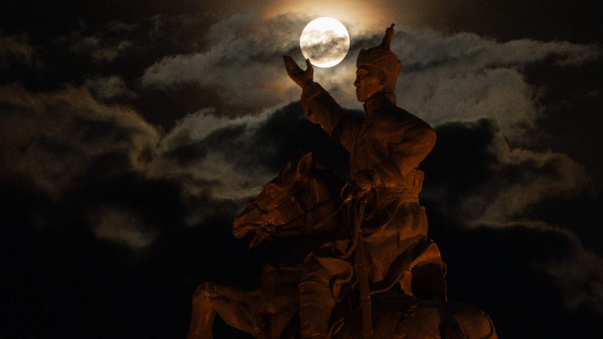 PHOTOS: Rare blue supermoon lights up August night sky | wusa9.com