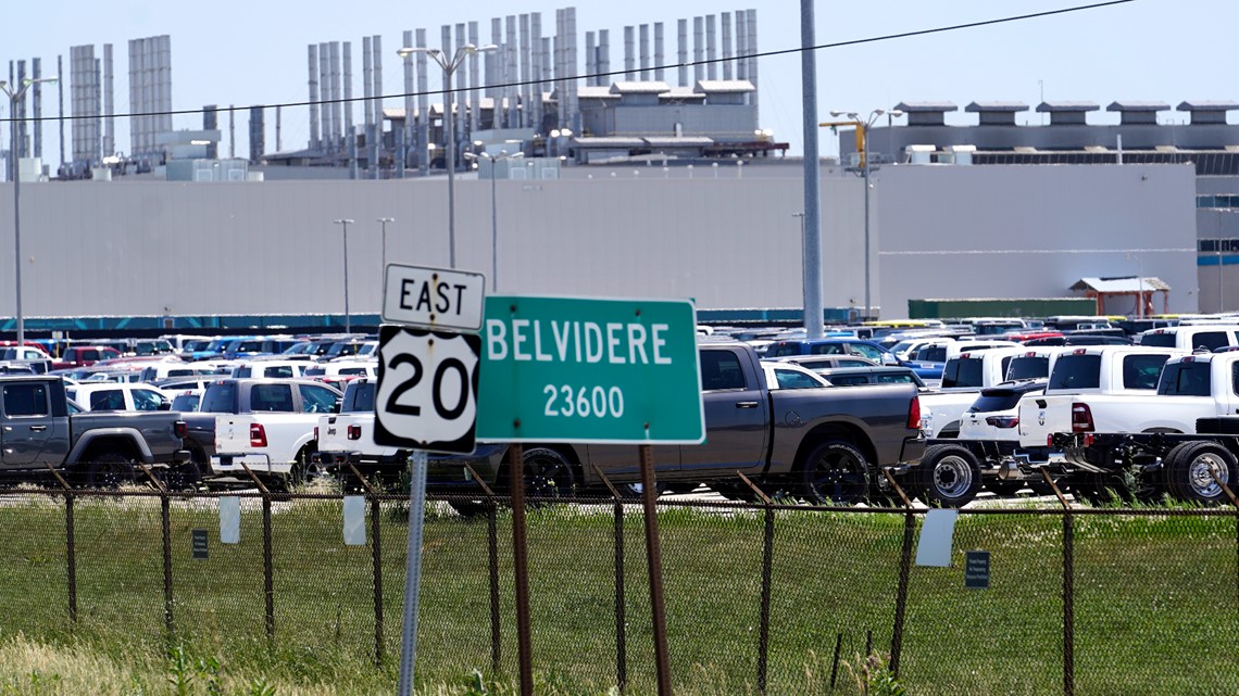 Automakers begin negotiations with union as strike threatened - Vimarsana News