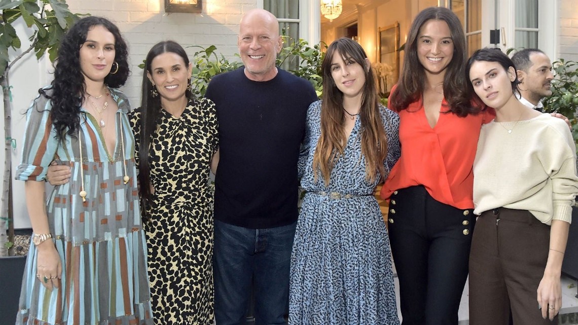 Bruce Willis And Ex Demi Moore Cheer As Rumer Teaches Her 6 Year Old Sister To Ride A Bike Wusa9 Com