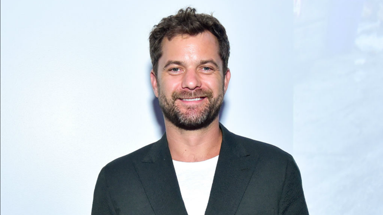 Joshua Jackson Sneaks Up On A Fan Wearing His Conway Mighty Ducks Jersey Wusa9 Com