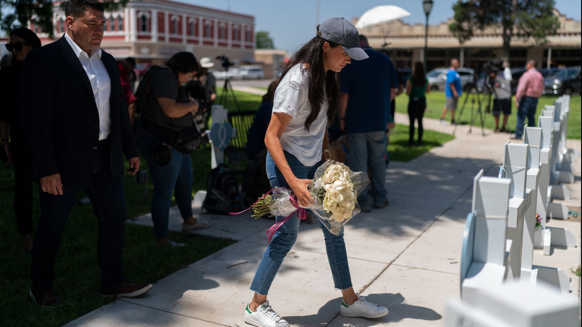 苏塞克斯公爵夫人在德克萨斯州乌瓦尔德法院前设立的纪念碑上留下了鲜花。