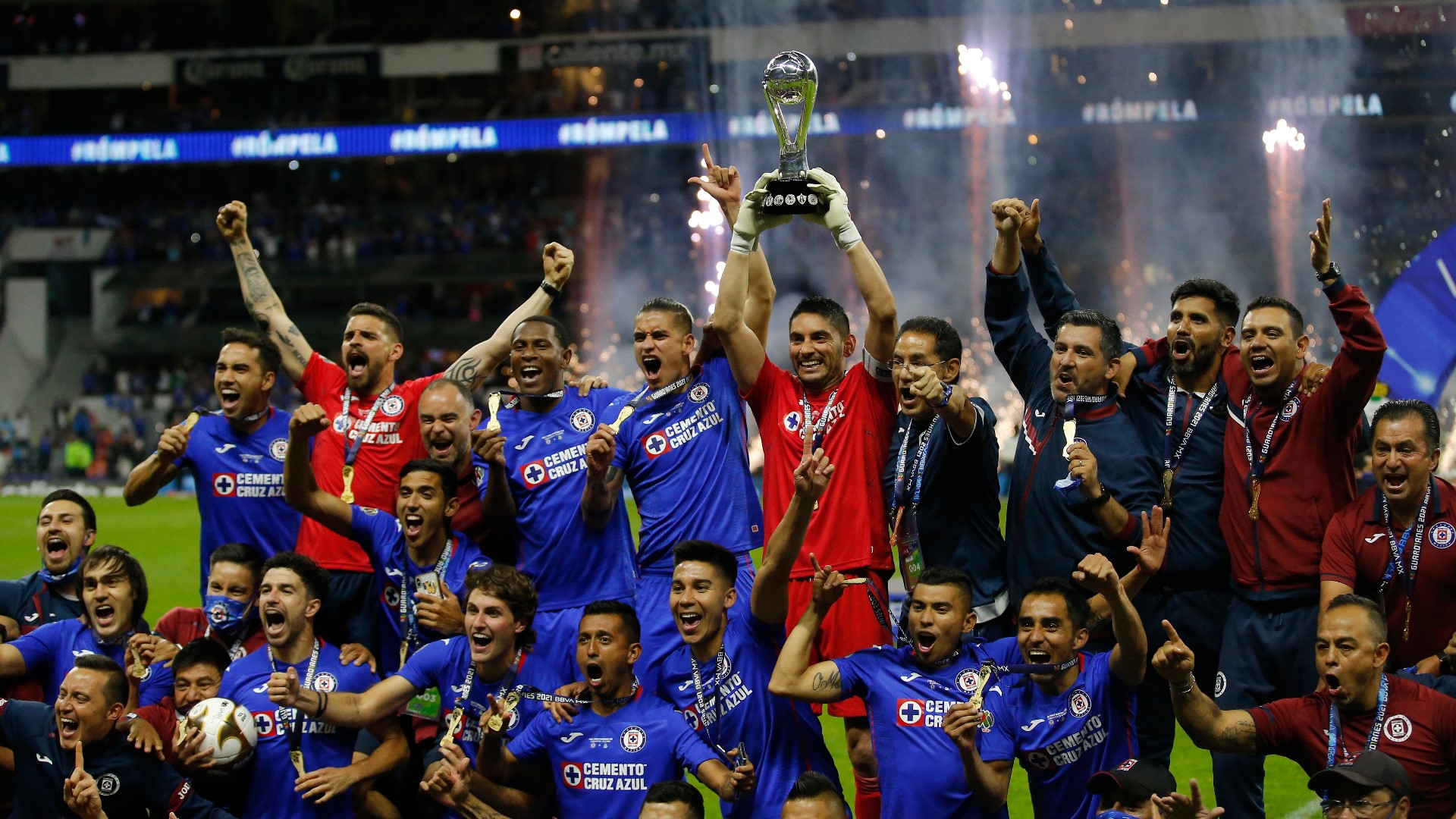 La Máquina de Cruz Azul es campeón, después de que sus seguidores tuvieron que esperar 23 largos años para volver a levantar la Copa del fútbol mexicano.