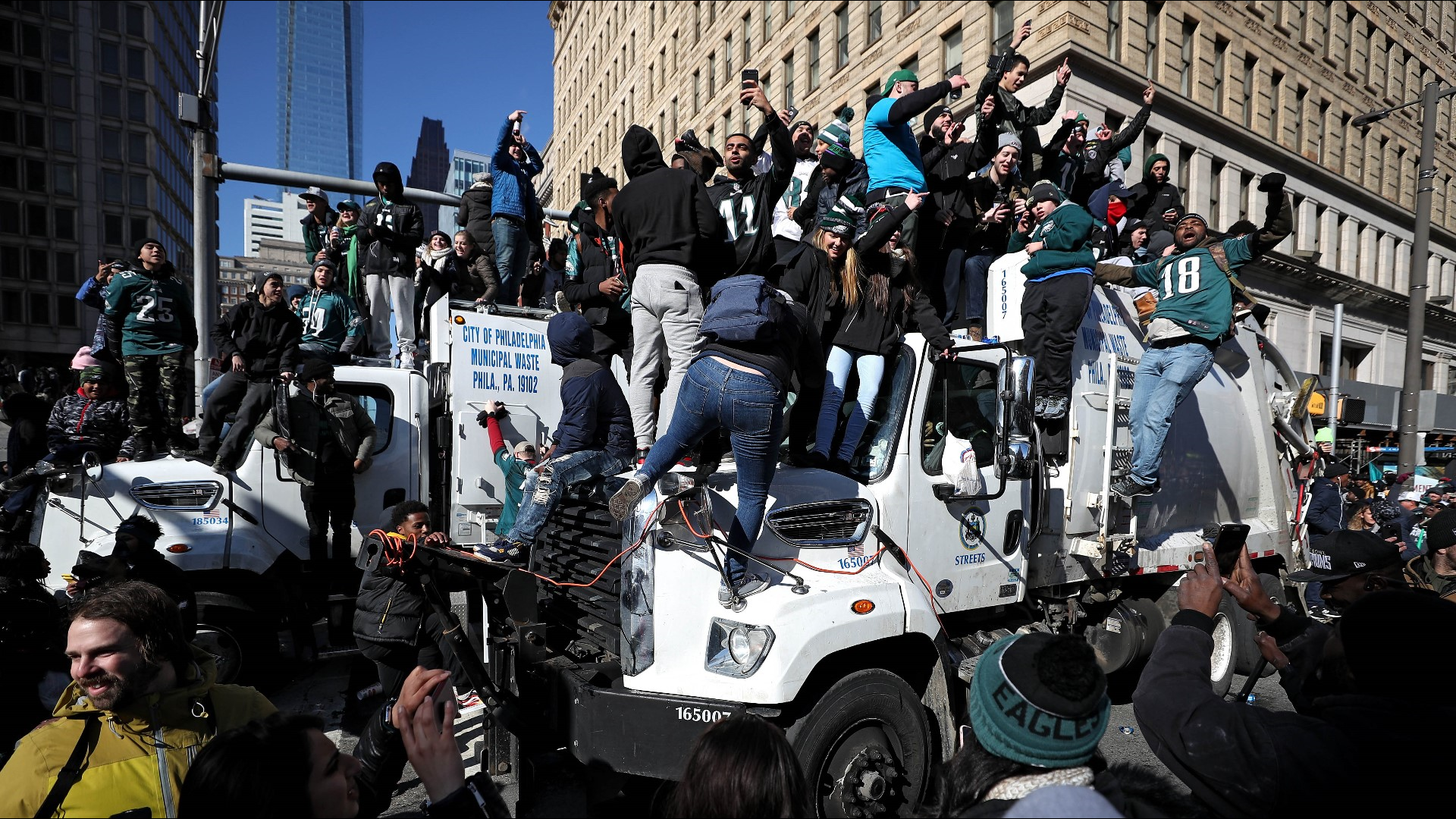 Philadelphia, Eagles fans celebrate 1st Super Bowl title with parade ...