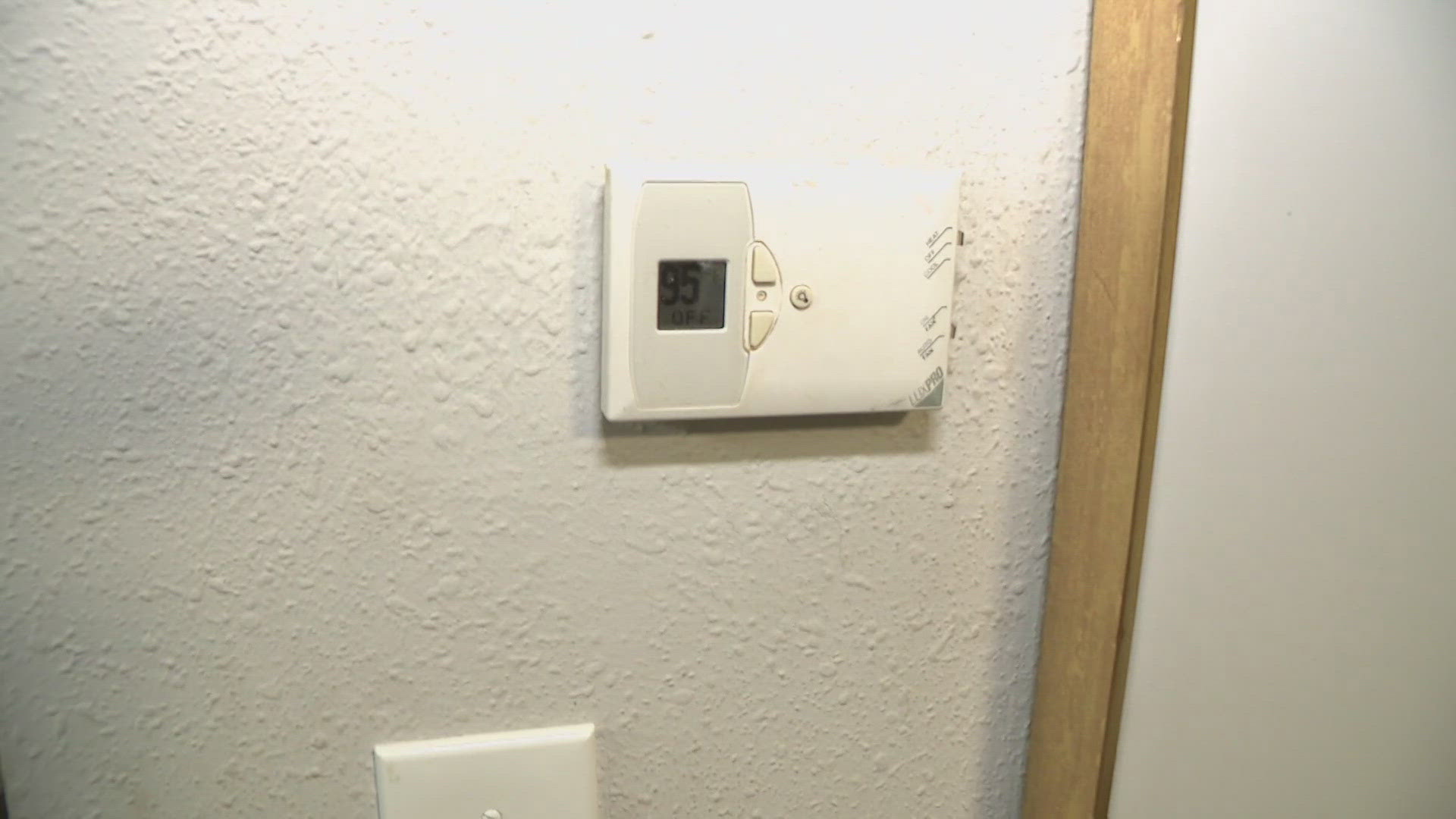 Residents of a District Heights apartment complex say they've been living without air conditioning for months.