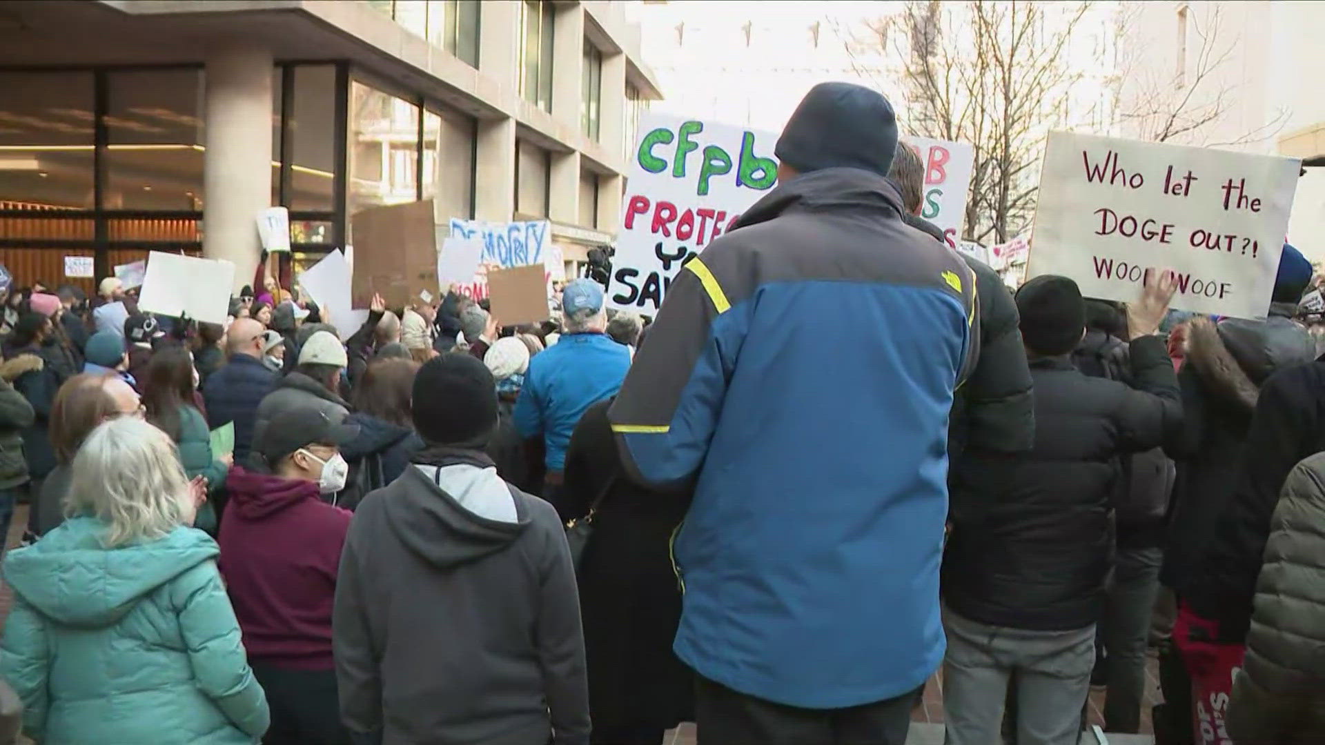Judge orders top CFPB official to testify about agency shutdown(00)
