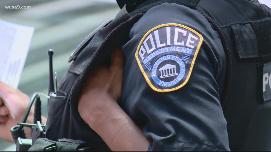 पुलिस का कहना है कि आर्लिंगटन आवास में घुसकर अधिकारियों पर हमला करने के बाद एक व्यक्ति को गिरफ्तार किया गया