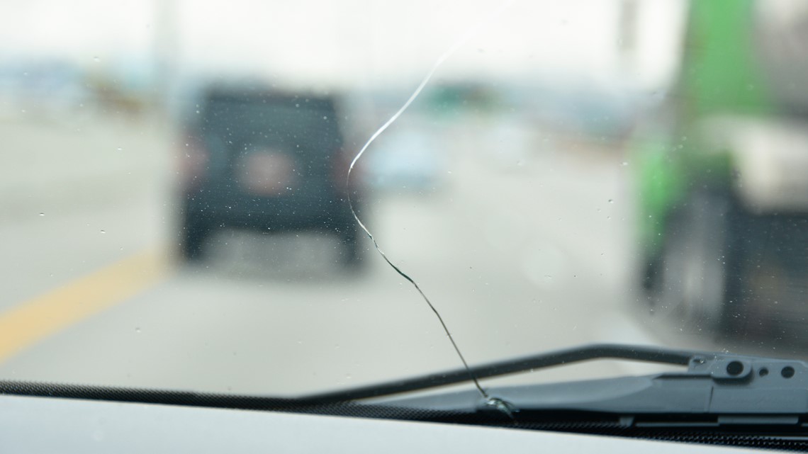 Появится трещина на стекле. Лобовое стекло прямое. Car Windshield. Windshield Chip Repair. Cracked Windshield.