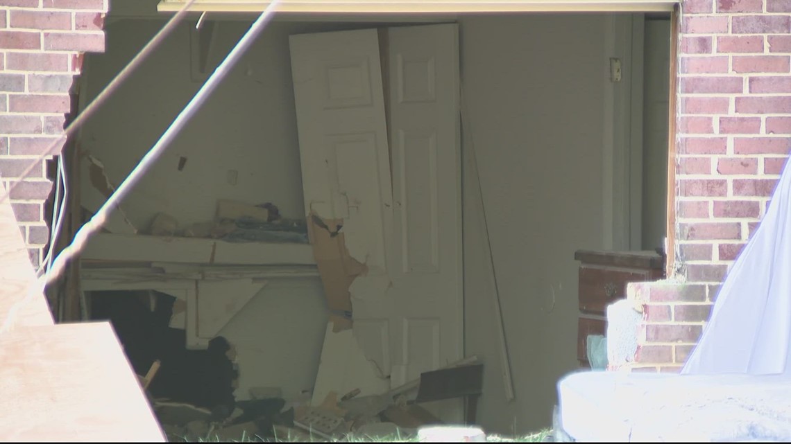 1 dead, 1 injured after car crashes into Maryland apartment building ...