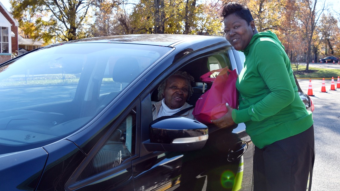 Kevin Durant S Mom Wanda Hands Out Free Turkeys In Seat Hill Wusa9 Com