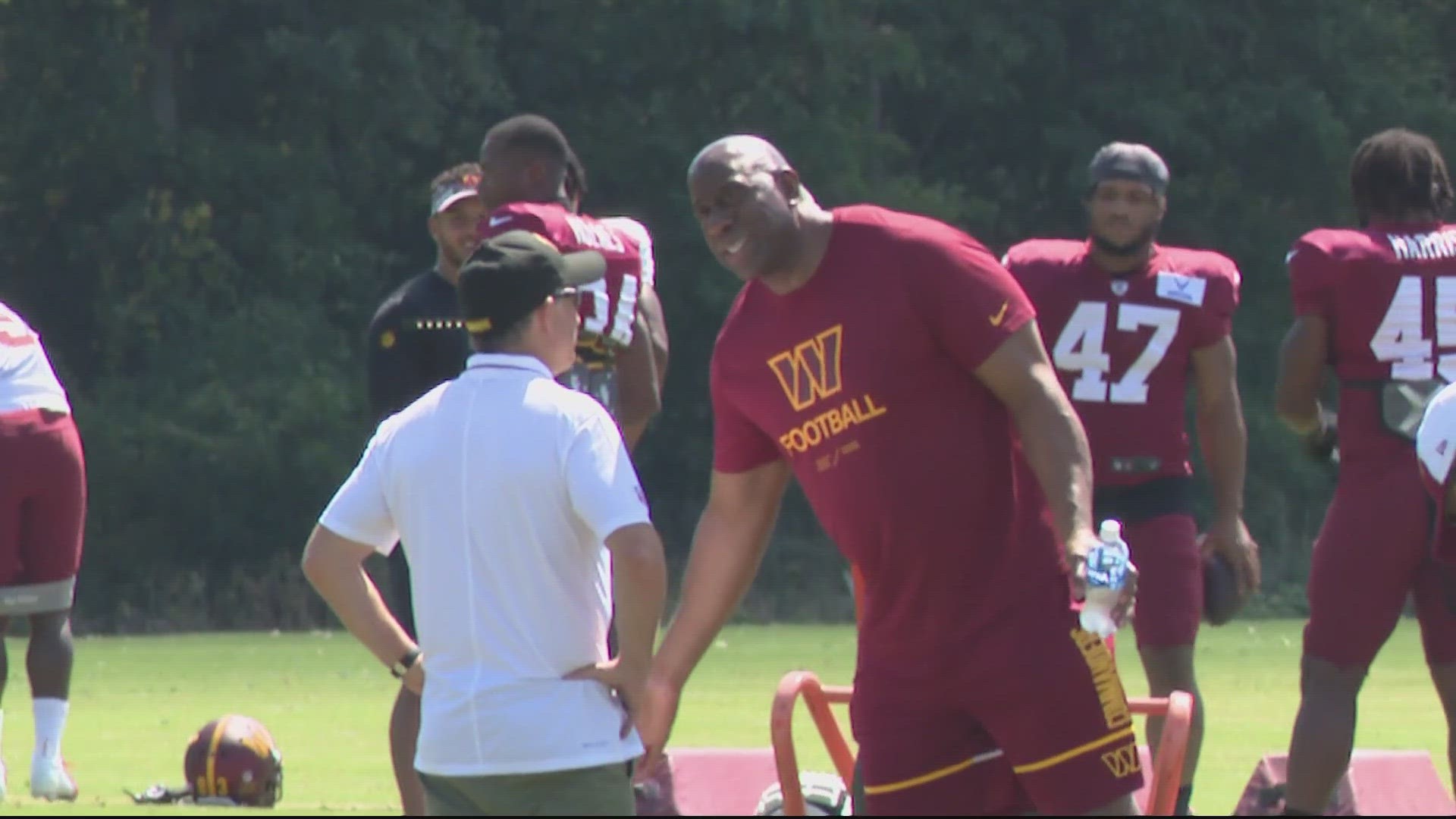 Magic Johnson meets with Washington Commanders players for the