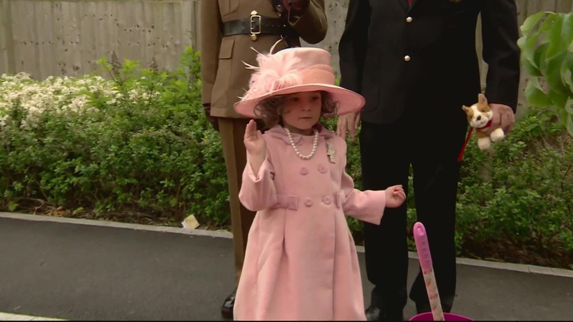 Little girl visits nursing homes across the UK dressed as Queen Elizabeth