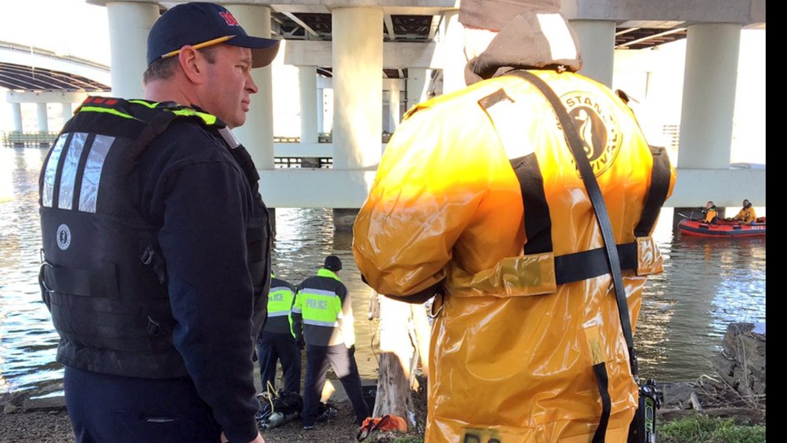 Rescue underway after car goes into Anacostia River in Southeast DC ...