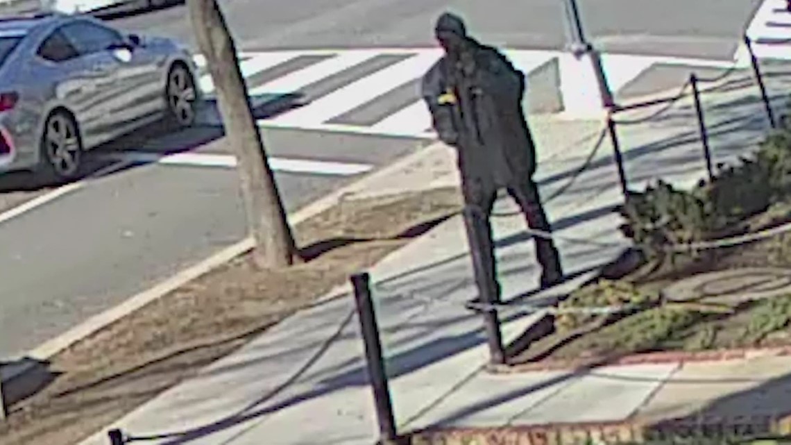 Tenleytown apartment employee robbed, police said