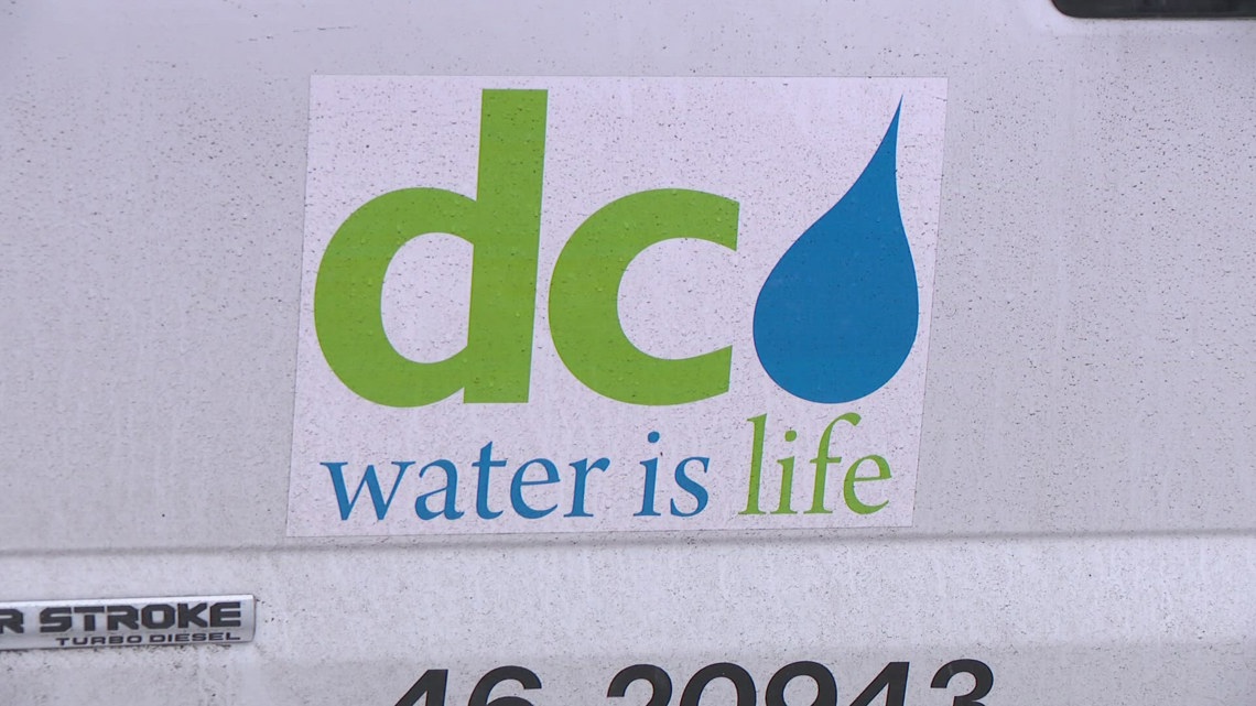 Crews working to repair water main break in downtown DC
