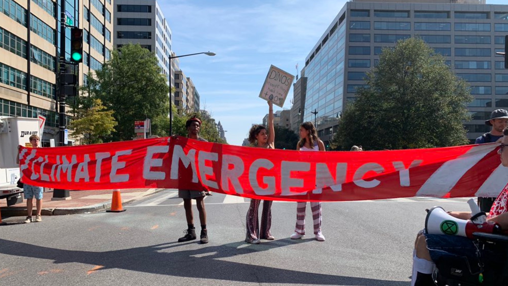 shut-down-dc-organizes-banner-drop-to-highlight-climate-crisis-wusa9