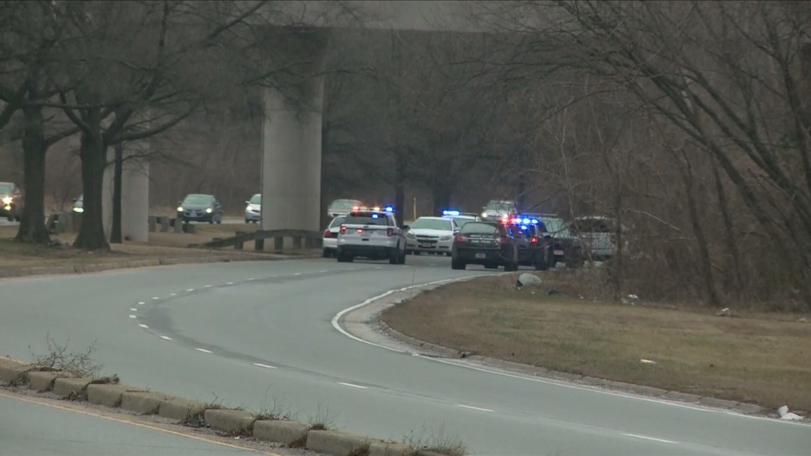 Driver killed, passenger wounded in Suitland Parkway shooting