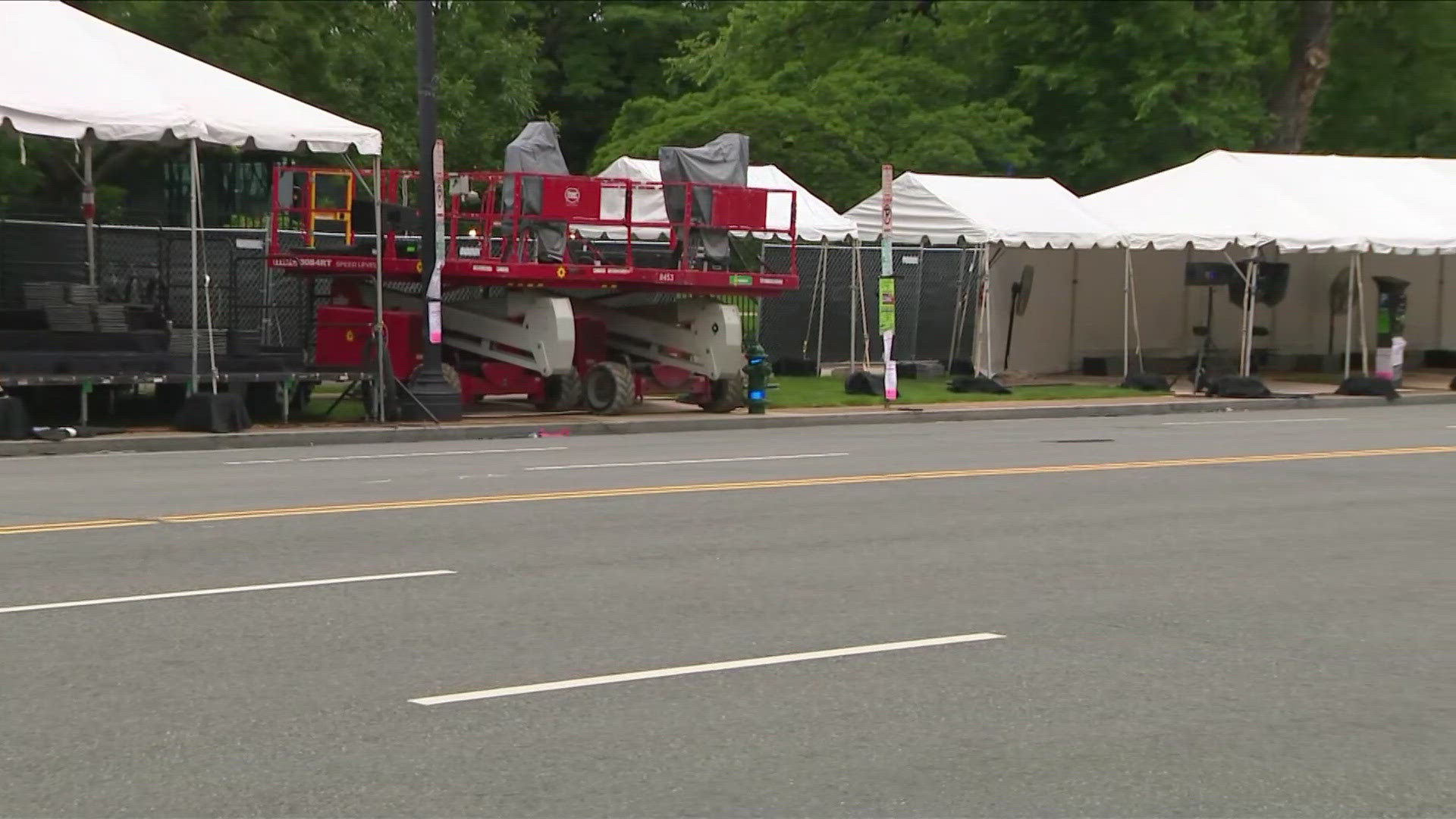 Crews are already setting up. Here's when the parade is set to start. 