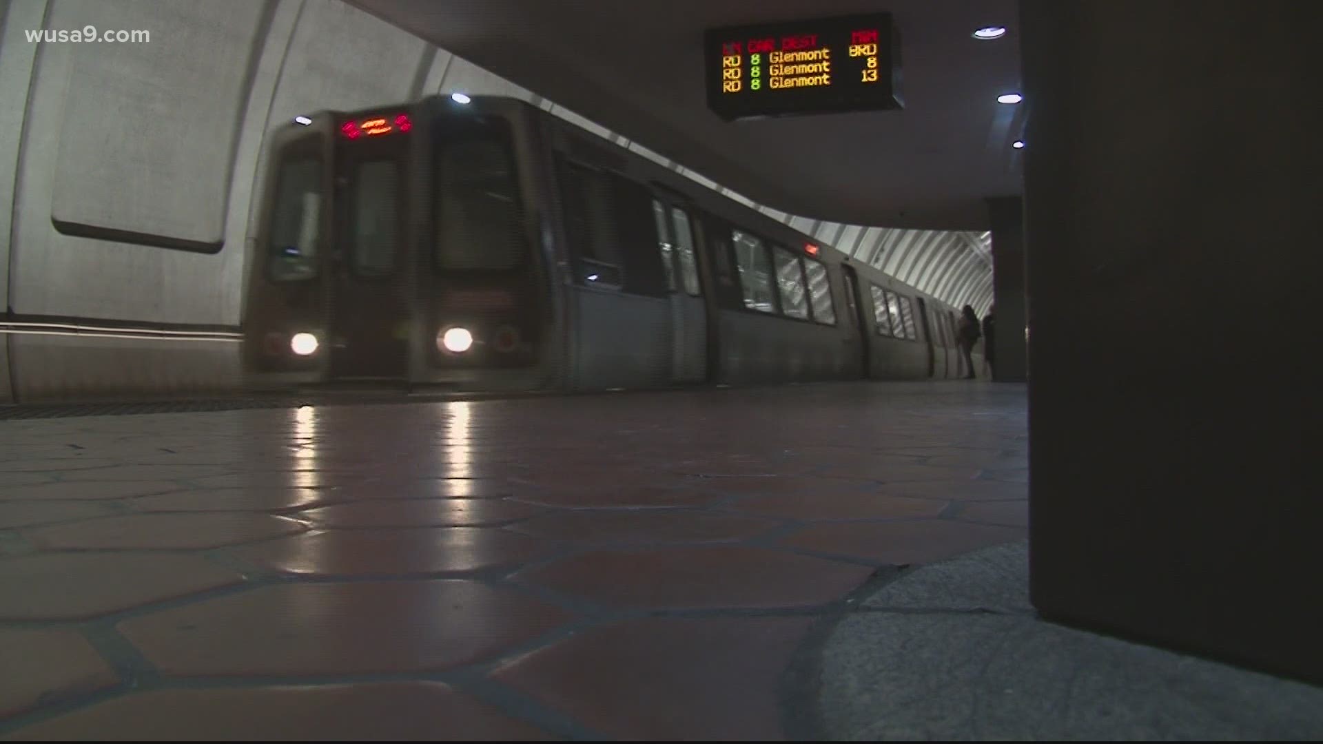 Pufók metró videó