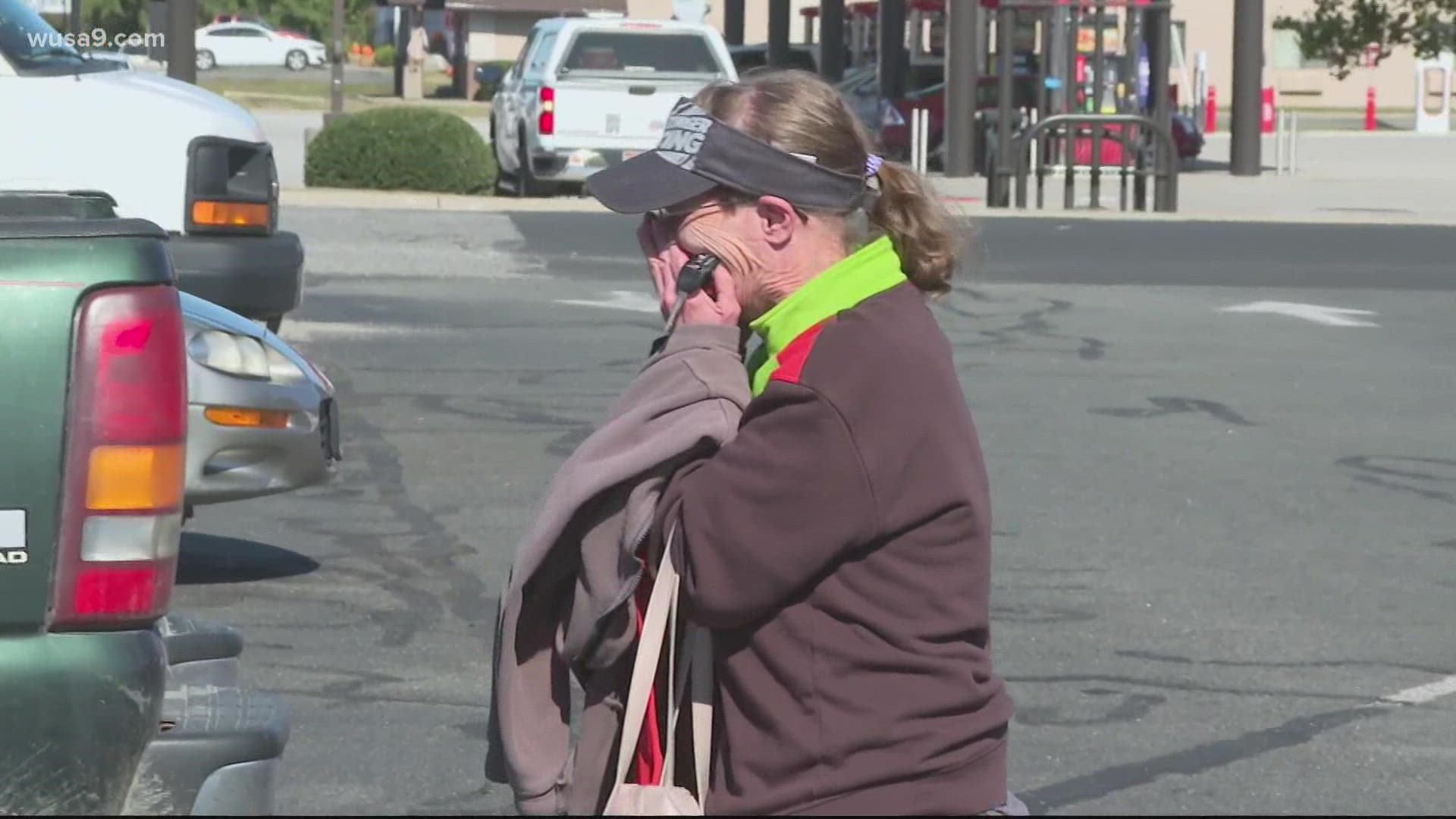 When customers saw Lisa walking to work, they came together to give her a big surprise.