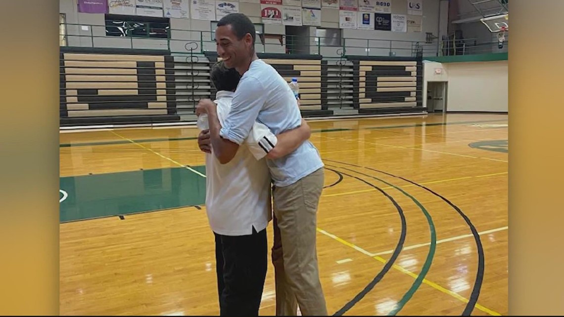 Basketball player resuscitates referee with mid-game CPR, proceeds to win  game