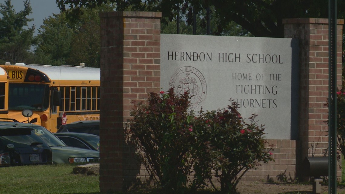 Police break up fight at Herndon High School in Virginia