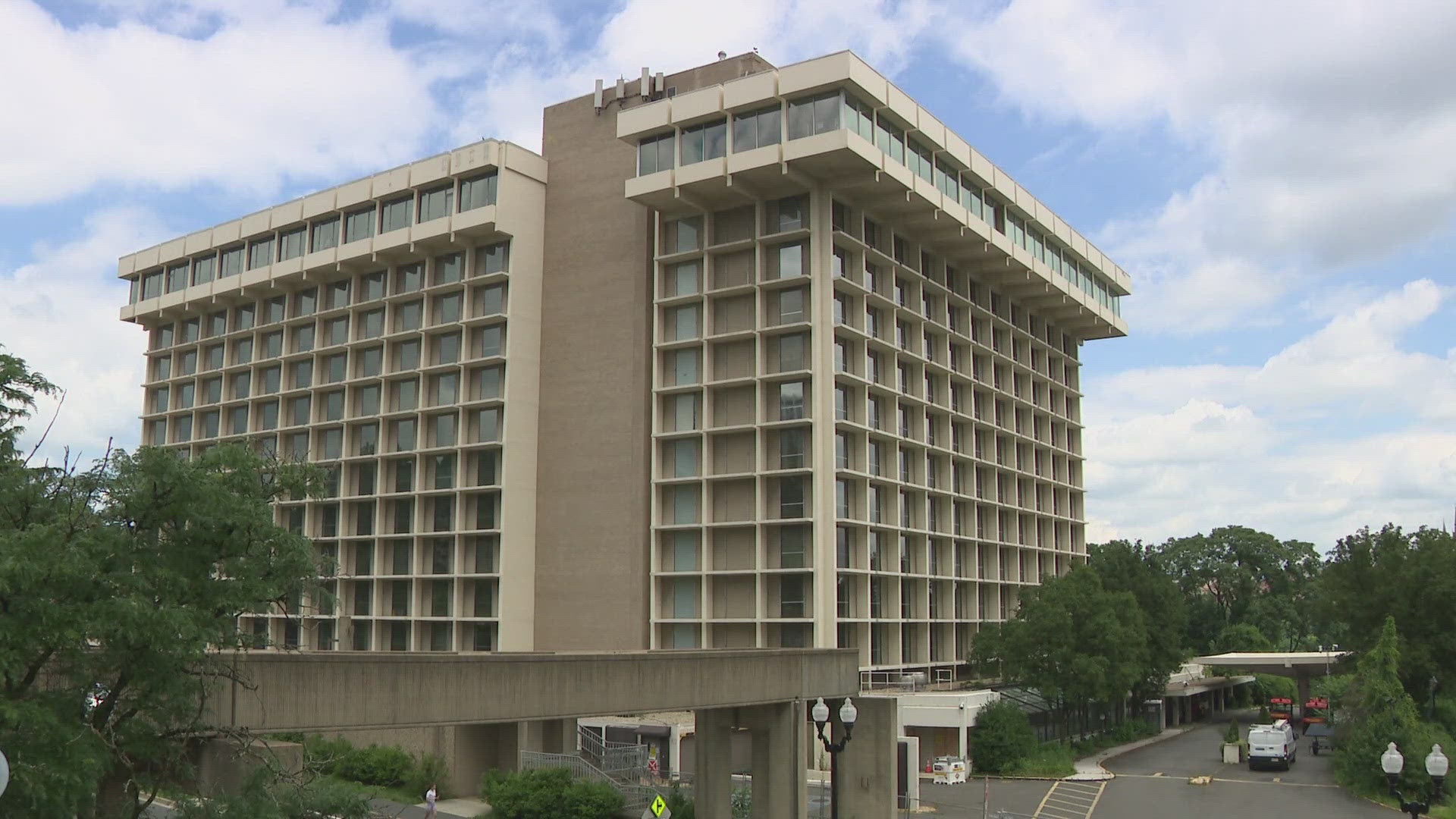 Say goodbye to a piece of DMV hotel history. Arlington county is making moves to demolish the Key bridge Marriot.