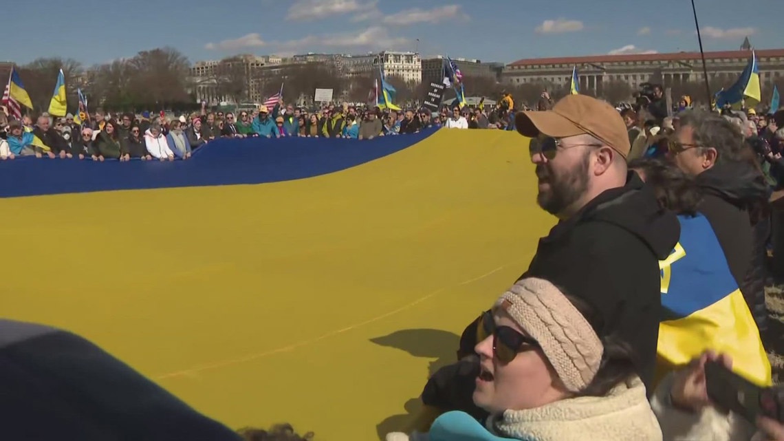 Activists bring 26,000 square foot Ukrainian flag to the Ellipse ...