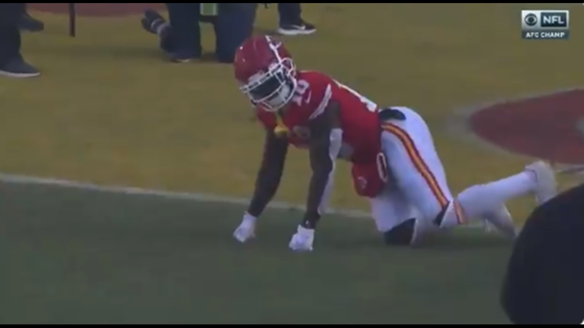 Chiefs Tyreek Hill does peeing dog pose before playoff game