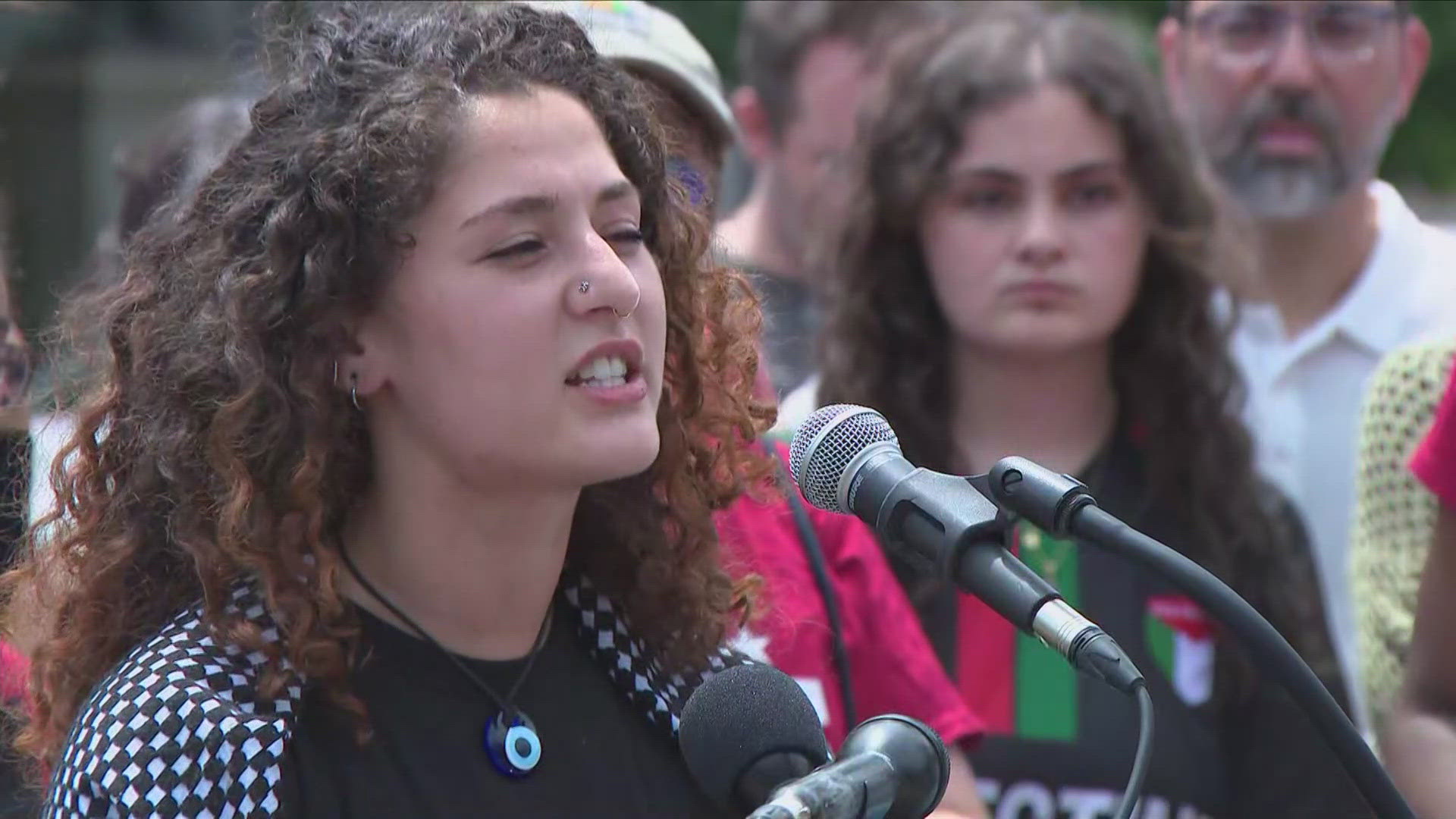 In the early morning hours of Wednesday, DC Police began breaking up an encampment protest on the campus of George Washington University and arresting demonstrators.