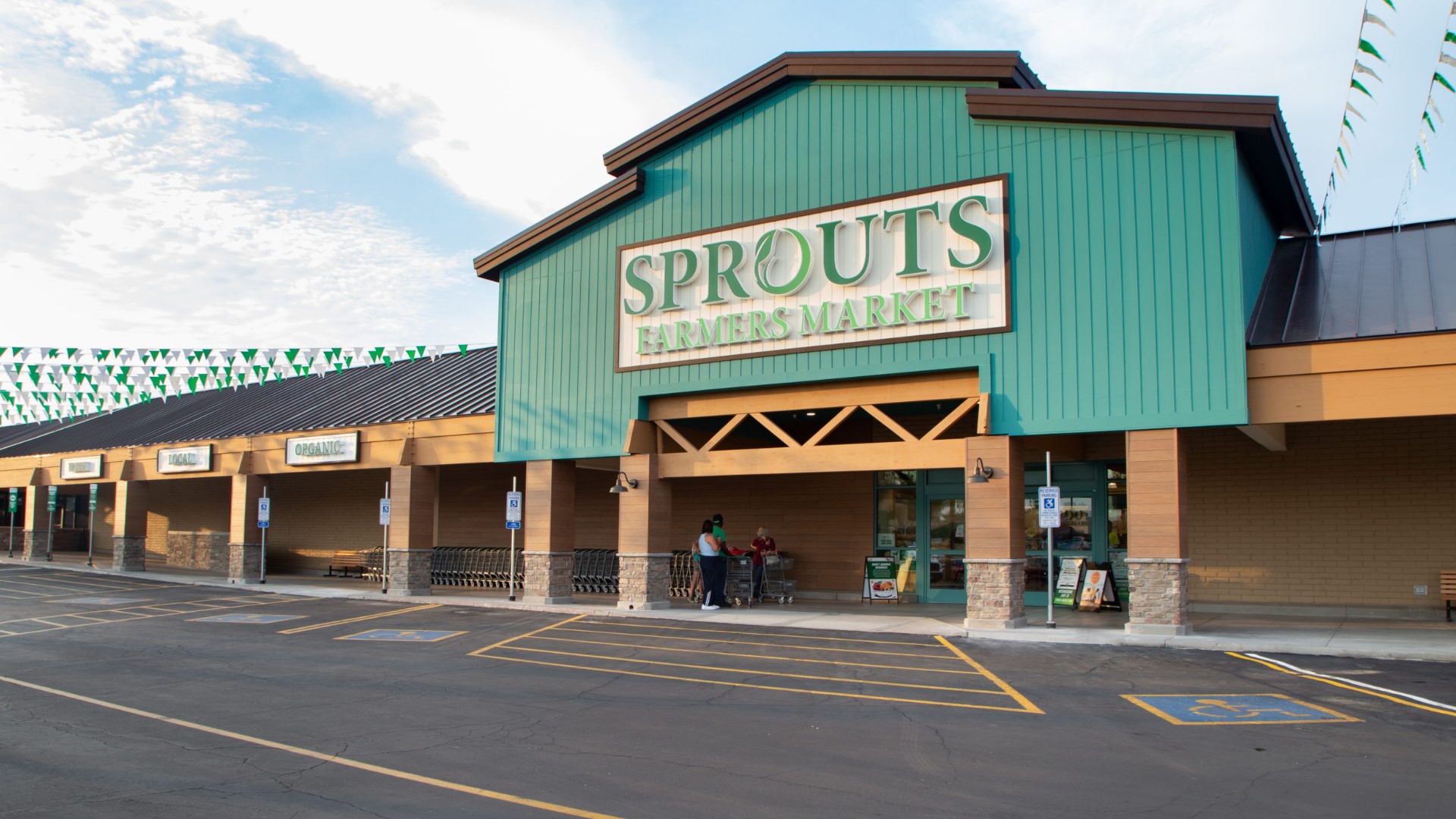 Sponsored by: Sprouts Farmers Market. Kristen gets a tour of the new Sprouts Farmers Market in Burtonsville, Maryland. For more info go to sprouts.com.