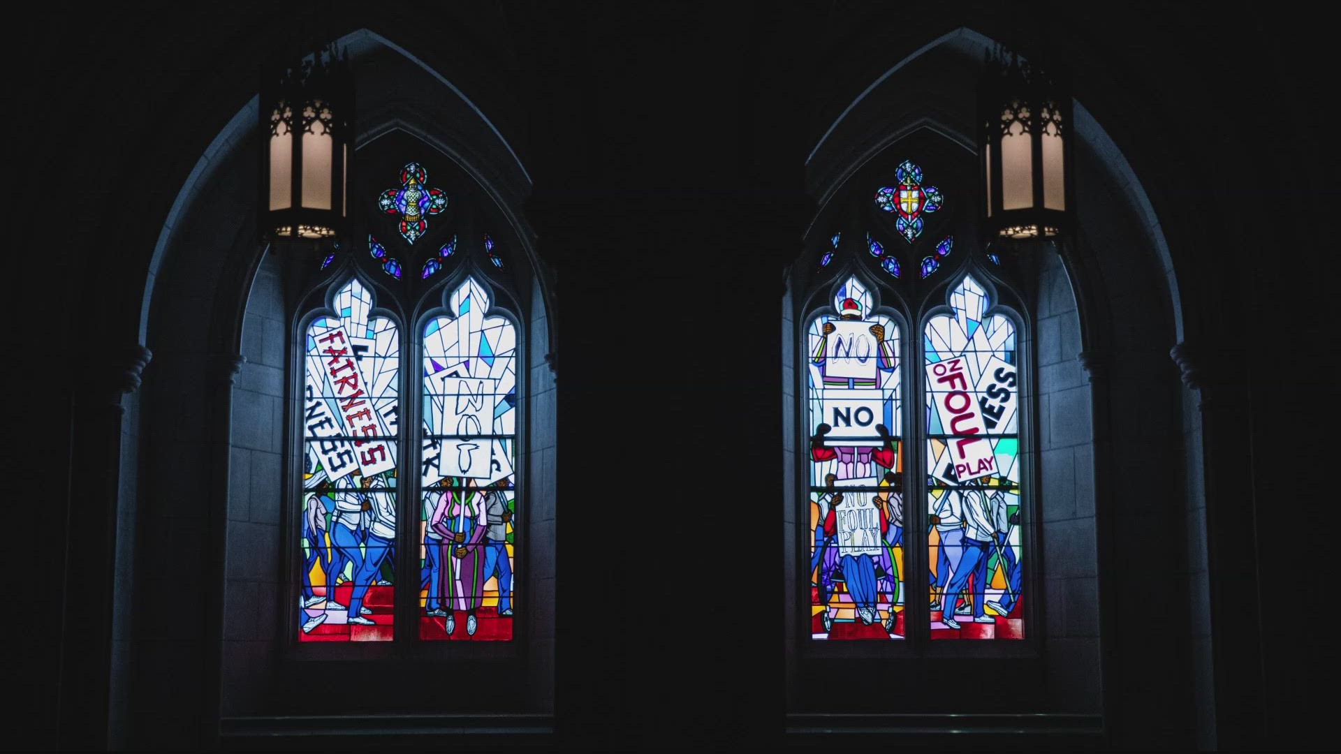 They replace two windows which depicted confederate generals Robert E - Lee and Stonewall Jackson.