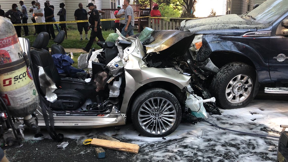 2 dead after car crashes into parked cars in Aspen Hill