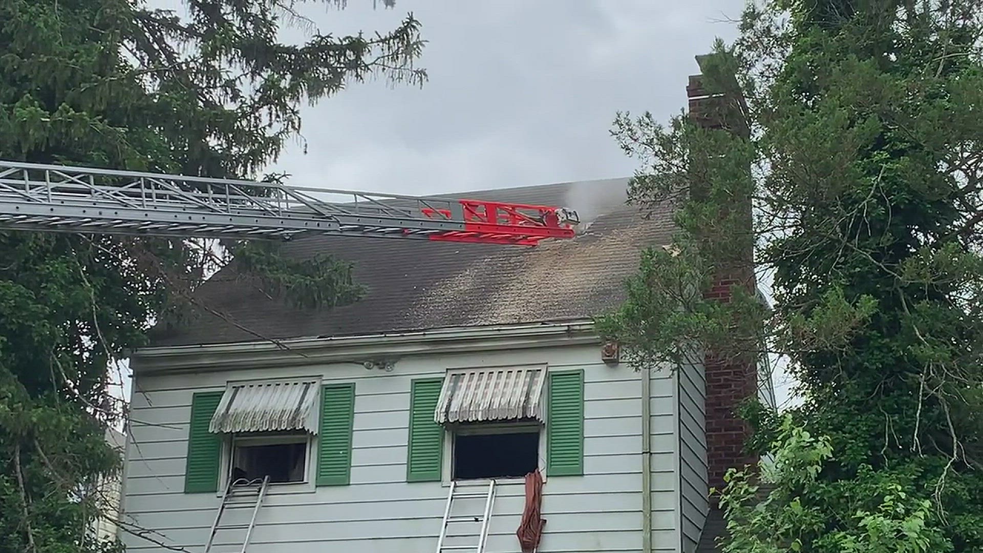 Firefighters worked to quickly extinguish a fire in Northeast D.C. Tuesday morning.