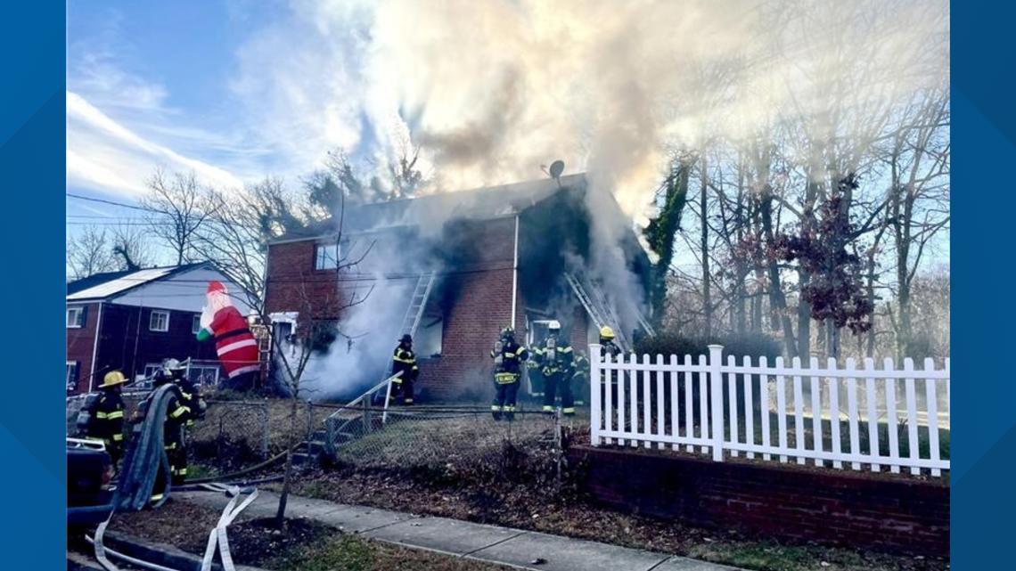 Firefighter injured battling Suitland blaze