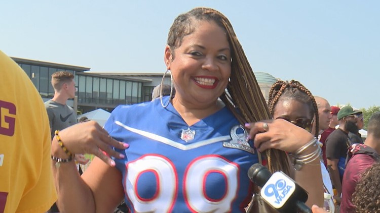 Washington Football Team star Chase Young lets his mom wear Pro Bowl jersey  during training camp