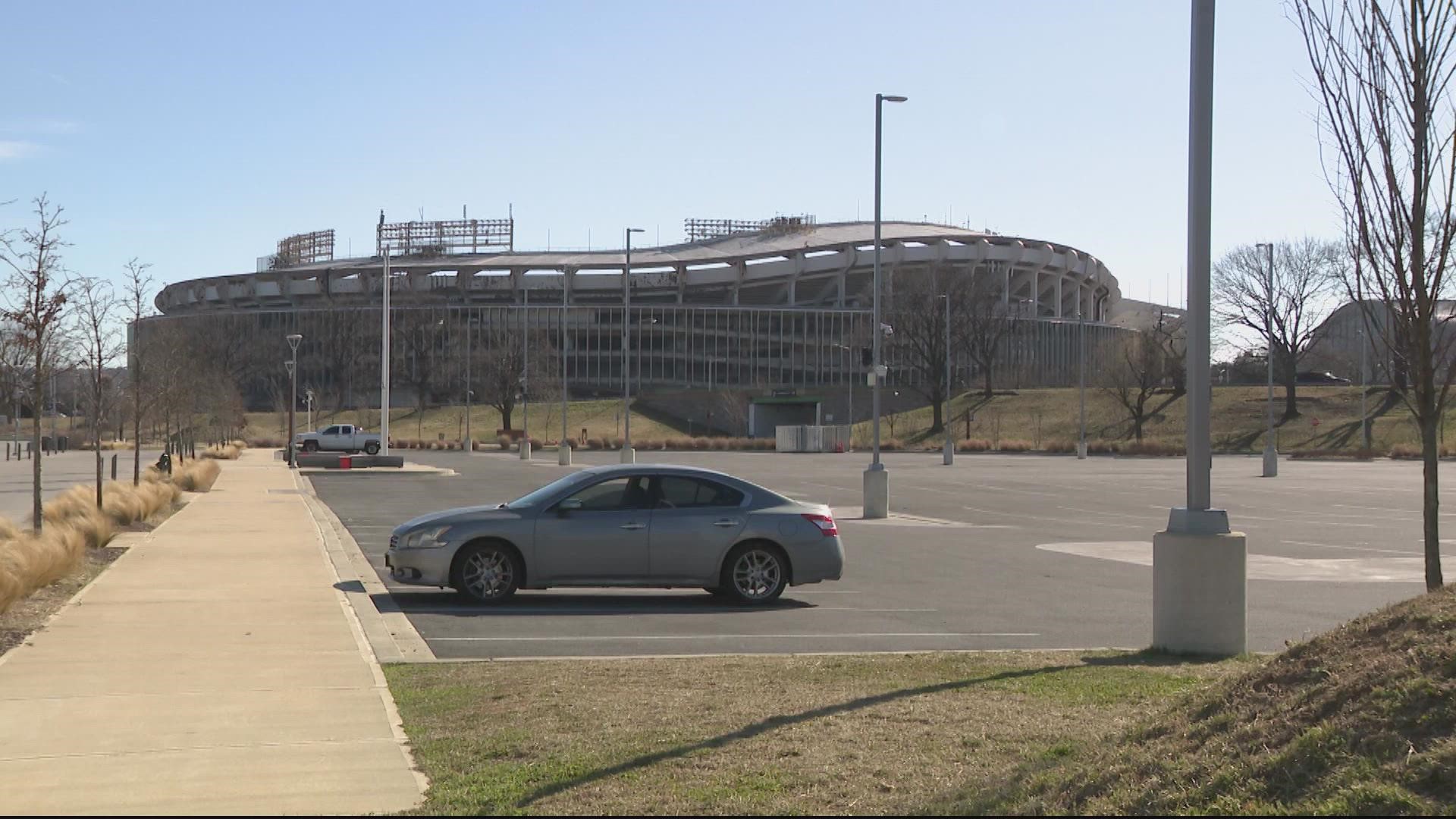The DC Council and mayor are at odds over whether federal legislation to give District land will prohibit sports stadium.