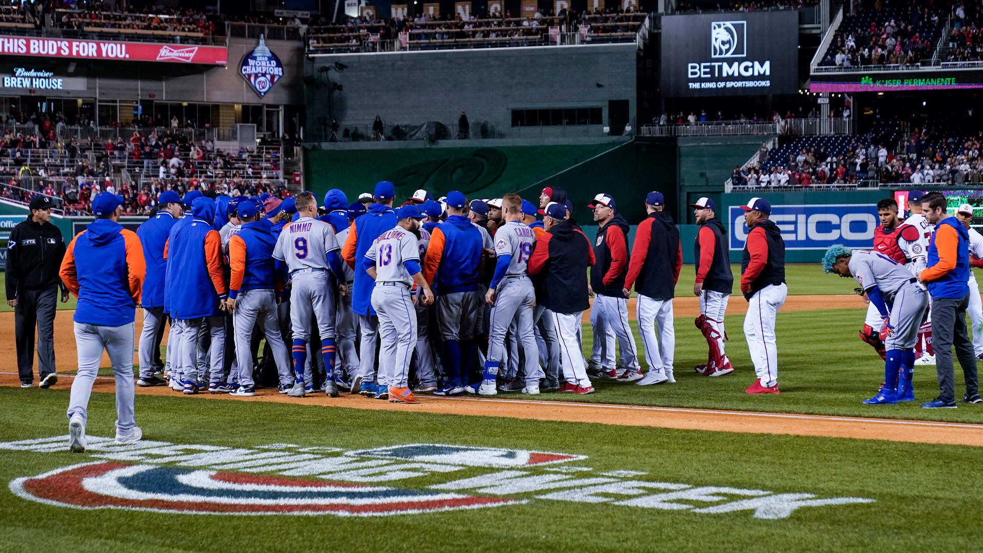 Benches, bullpens clear when Nationals pitch hits Mets SS Lindor