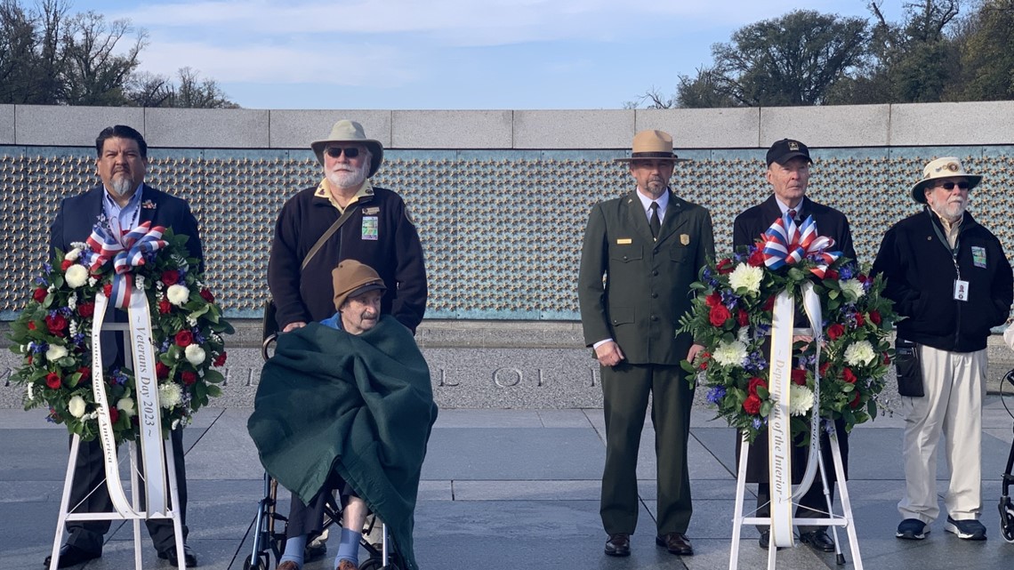 退伍军人在华盛顿国家广场上回顾失去的人和事，并展望未来