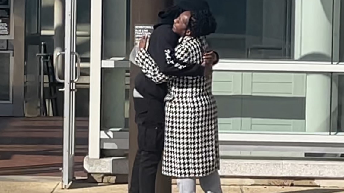 Metro passengers reunite after deadly shooting - Vimarsana News
