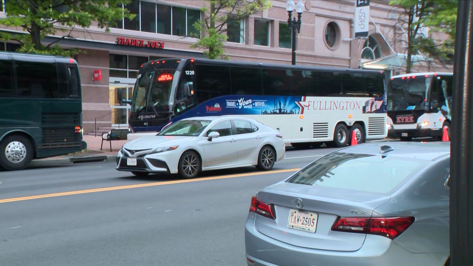 USA ストリート看板　SHUTTLE BUS Shuttle bus locations changing during Red Line summer shutdown