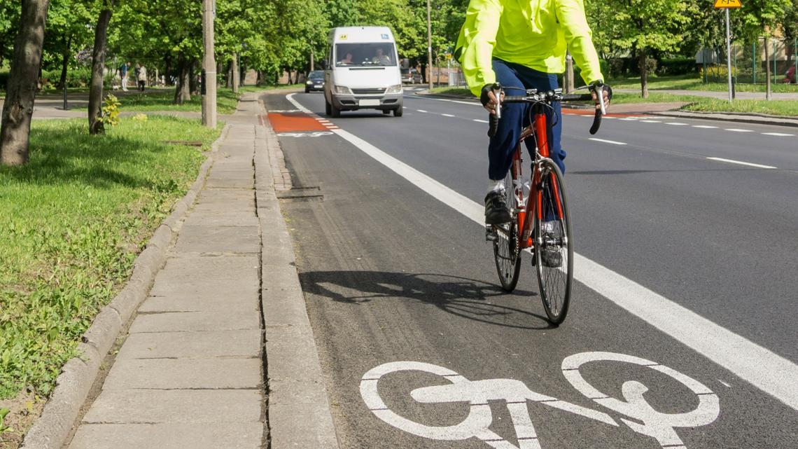 VERIFY | Yes, protected bicycle lanes make streets safer