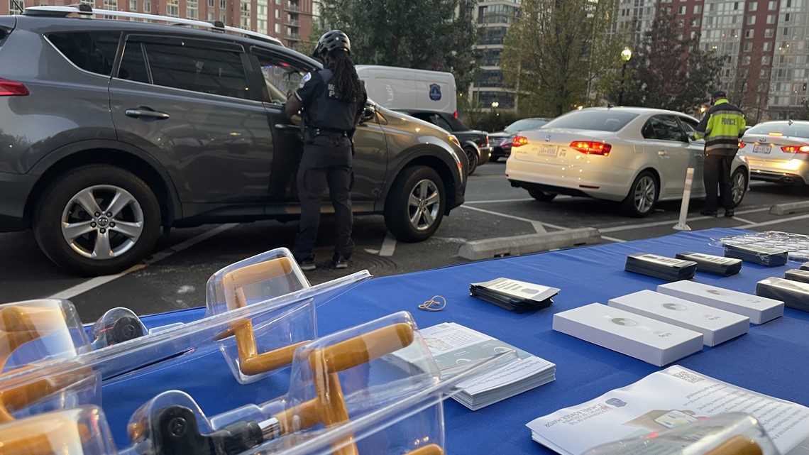 华盛顿特区警方提供免费的苹果AirTags和Tile追踪器，司机们排队领取，以便追踪被盗汽车