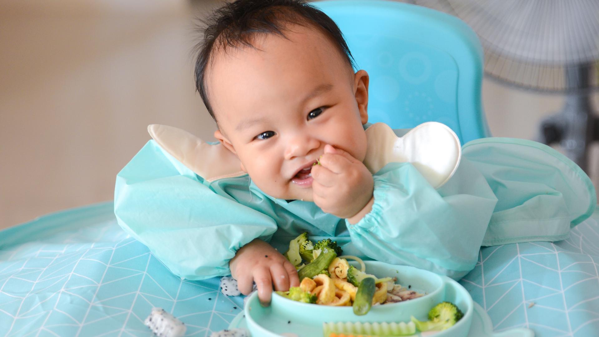 Monica Phillips, Co-Founder of Little Chompions Feeding Therapist & Pediatric Speech Pathologist, discusses strategies for safely starting solids with your baby.