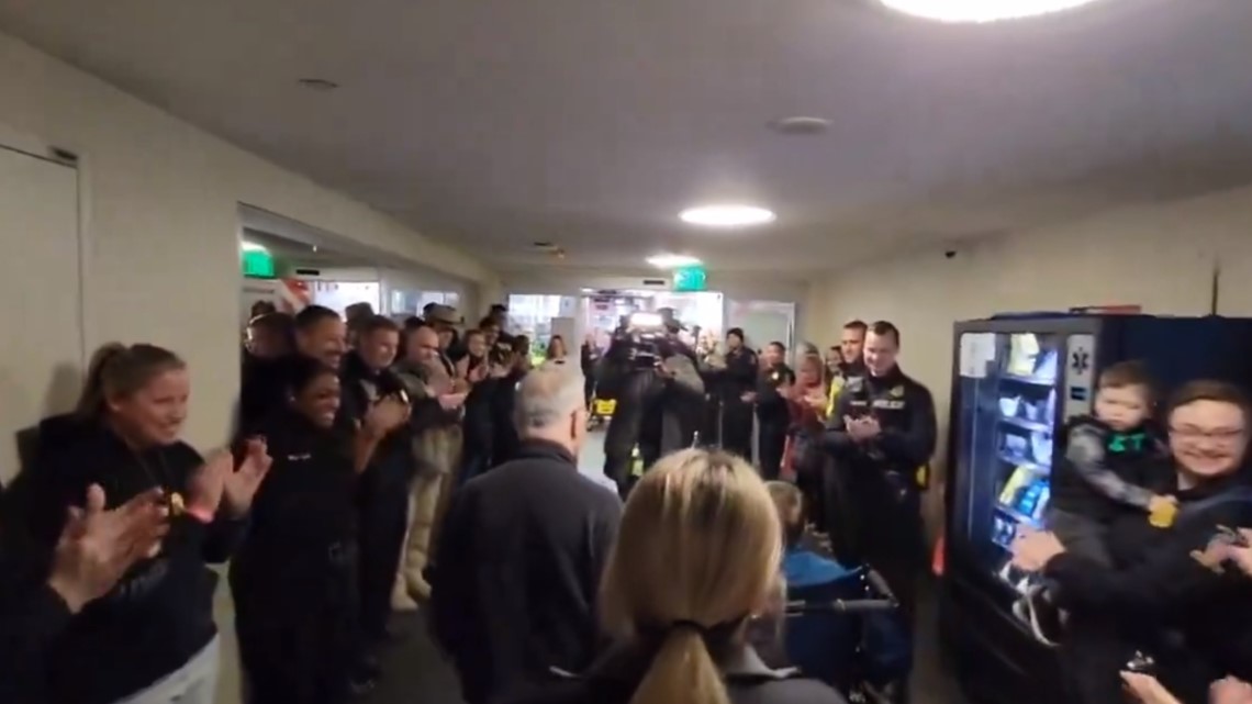 VIDEO: Crowds applaud as Maryland officer who had legs amputated - Vimarsana News