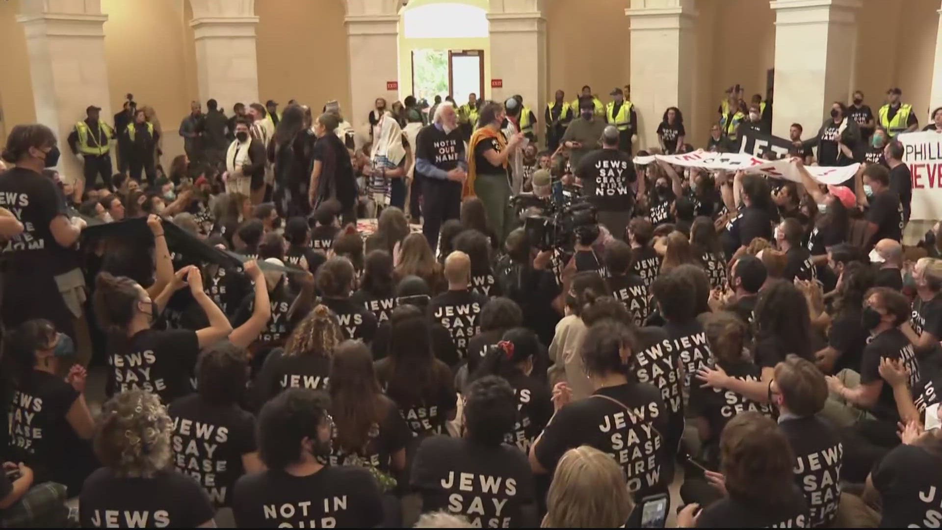 THIS PROTEST WAS ORGANIZED BE THE GROUP "JEWISH VOICES FOR PEACE", CALLING FOR PRESIDENT BIDEN TO IMPLEMENT A CEASEFIRE.